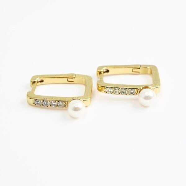 The Aurora di Luce Earrings radiate grace with their delicate blend of luminous pearls and sparkling crystals, set in polished gold plating. Designed in a sleek modern silhouette, these earrings capture the beauty of dawn’s first light—effortless, timeless, and captivating. Perfect for both everyday elegance and evening sophistication, they are a refined touch of Italian-inspired luxury.