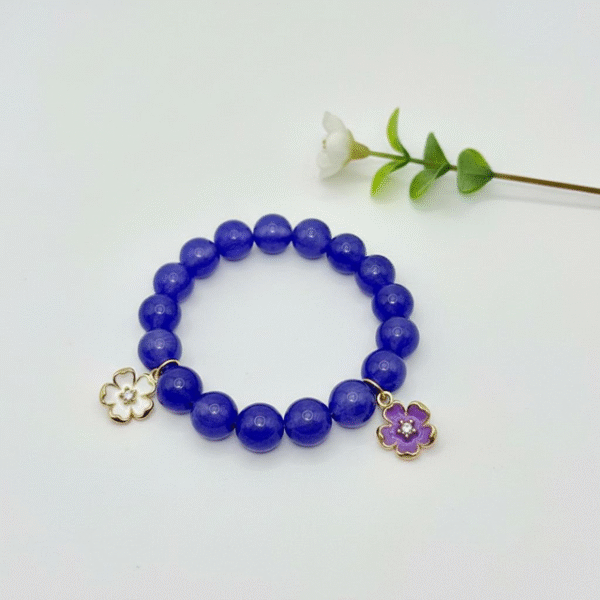 The Fiore Viola Bracelet is a delicate piece designed to bring charm and serenity to your style. Crafted with soft violet beads, it features two enamel flower charms in white and purple with gold-plated accents, symbolizing elegance and renewal. Perfect for everyday wear or as a thoughtful gift, this bracelet is a reminder to carry beauty and grace with you always.