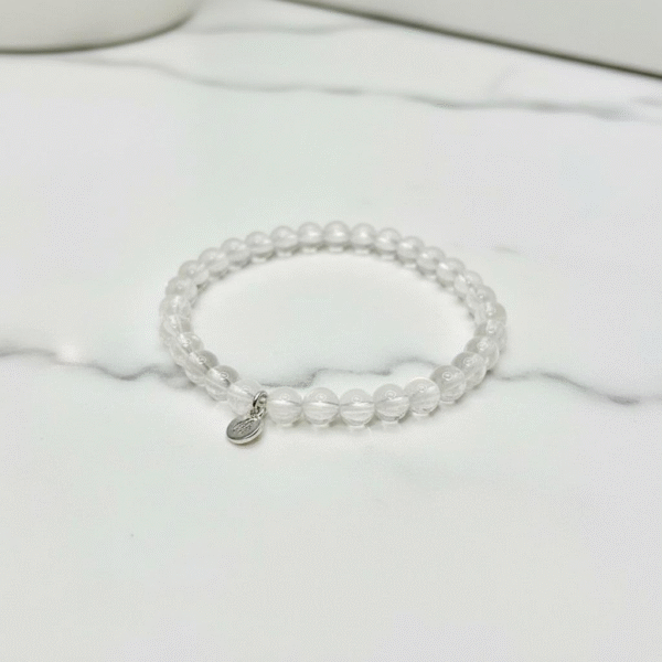 The Cristallo di Luce bracelet radiates elegance and serenity through its perfectly polished clear quartz beads. Known as the "master healer," clear quartz enhances clarity, balance, and inner strength, making this bracelet a versatile companion for every moment of life. Subtle yet sophisticated, it effortlessly transitions from day to evening wear, adding a touch of light to any style. This bracelet embodies both simplicity and refinement.